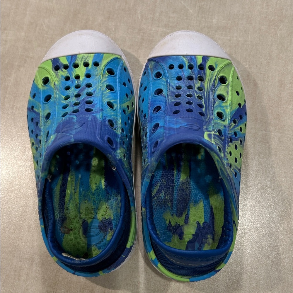 Kids lightweight Skechers slip on shoes. Great for summer wear, water play.
